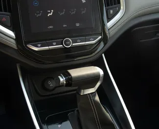 Chevrolet Captiva 2025 zur Miete verfügbar in Dubai, mit Kilometerbegrenzung 250 km/Tag.