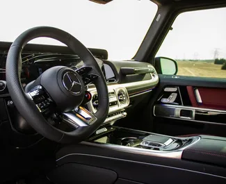 Innenraum von Mercedes-Benz G63 AMG zur Miete in VAE. Ein großartiges 5-Sitzer Fahrzeug mit Automatisch Getriebe.