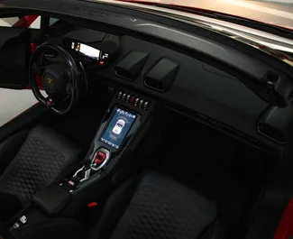 Innenraum von Lamborghini Huracan Perfomante Spider zur Miete in VAE. Ein großartiges 2-Sitzer Fahrzeug mit Automatisch Getriebe.