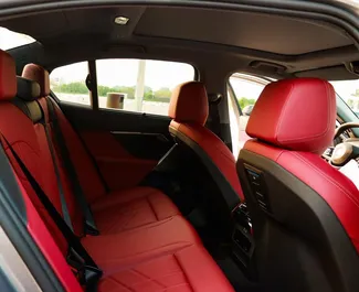 Benzin L Motor von BMW 520i 2025 zur Miete in Dubai.