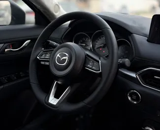 Vermietung Mazda CX-5. Wirtschaft, Komfort, Crossover Fahrzeug zur Miete in VAE ✓ Kaution Einzahlung von 1500 AED ✓ Versicherungsoptionen KFZ-HV.