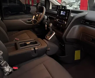 Benzin L Motor von Hyundai Staria 2026 zur Miete in Dubai.