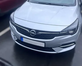 Frontansicht eines Mietwagens Opel Astra Sports Tourer in Budapest, Ungarn ✓ Auto Nr.15253. ✓ Automatisch TM ✓ 0 Bewertungen.