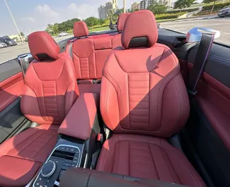Innenraum von BMW 430i Cabrio zur Miete in VAE. Ein großartiges 4-Sitzer Fahrzeug mit Automatisch Getriebe.