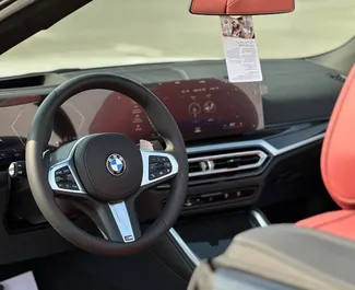 BMW 430i Cabrio 2024 zur Miete verfügbar in Dubai, mit Kilometerbegrenzung 250 km/Tag.