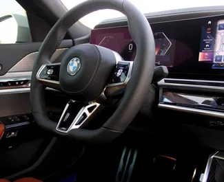 Vermietung BMW 735i. Premium, Luxus Fahrzeug zur Miete in VAE ✓ Kaution Einzahlung von 2000 AED ✓ Versicherungsoptionen KFZ-HV.