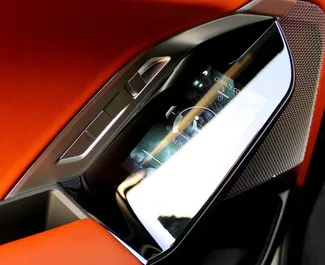 Innenraum von BMW 735i zur Miete in VAE. Ein großartiges 5-Sitzer Fahrzeug mit Automatisch Getriebe.