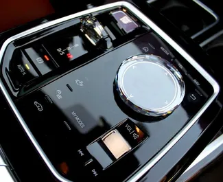 BMW 735i 2024 mit Antriebssystem Frontantrieb, verfügbar in Dubai.