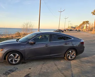 Frontansicht eines Mietwagens Honda Insight in Batumi, Georgien ✓ Auto Nr.15521. ✓ Automatisch TM ✓ 0 Bewertungen.