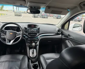 Innenraum von Chevrolet Orlando zur Miete in Albanien. Ein großartiges 7-Sitzer Fahrzeug mit Automatisch Getriebe.