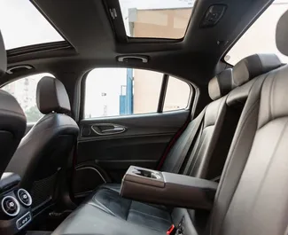Innenraum von Alfa Romeo Giulia zur Miete in Georgien. Ein großartiges 5-Sitzer Fahrzeug mit Automatisch Getriebe.