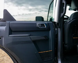 Innenraum von Ford Bronco zur Miete in Georgien. Ein großartiges 5-Sitzer Fahrzeug mit Automatisch Getriebe.