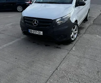 Frontansicht eines Mietwagens Mercedes-Benz Vito in Tiflis, Georgien ✓ Auto Nr.15557. ✓ Schaltgetriebe TM ✓ 0 Bewertungen.