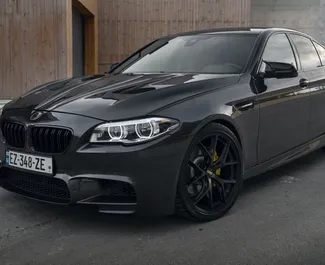 Vermietung BMW 535. Premium Fahrzeug zur Miete in Georgien ✓ Kaution Einzahlung von 550 GEL ✓ Versicherungsoptionen KFZ-HV, VKV Plus, Insassen, Diebstahlschutz, Junge.