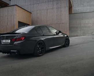 Innenraum von BMW 535 zur Miete in Georgien. Ein großartiges 5-Sitzer Fahrzeug mit Automatisch Getriebe.