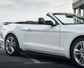 Innenraum von Ford Mustang GT Cabrio zur Miete in Georgien. Ein großartiges 4-Sitzer Fahrzeug mit Automatisch Getriebe.