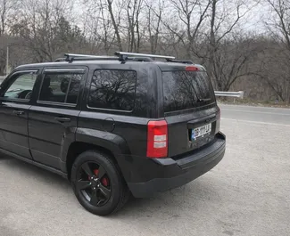 Frontansicht eines Mietwagens Jeep Patriot in Tiflis, Georgien ✓ Auto Nr.15511. ✓ Automatisch TM ✓ 0 Bewertungen.