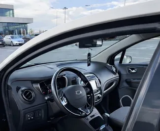 Innenraum von Renault Kaptur zur Miete in Albanien. Ein großartiges 5-Sitzer Fahrzeug mit Automatisch Getriebe.