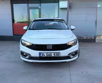 Frontansicht eines Mietwagens Fiat Egea am Flughafen Antalya, Türkei ✓ Auto Nr.15562. ✓ Schaltgetriebe TM ✓ 0 Bewertungen.