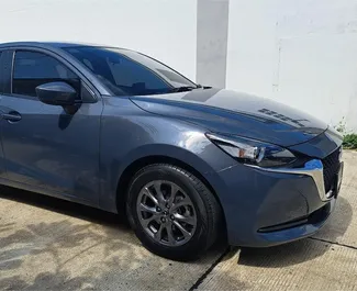 Frontansicht eines Mietwagens Mazda 2 in Phuket, Thailand ✓ Auto Nr.15498. ✓ Automatisch TM ✓ 0 Bewertungen.