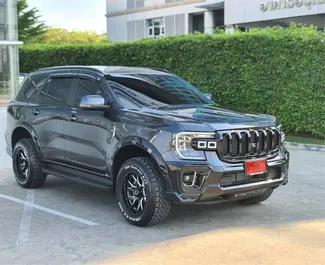 Frontansicht eines Mietwagens Ford Everest in Phuket, Thailand ✓ Auto Nr.15499. ✓ Automatisch TM ✓ 0 Bewertungen.