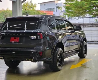Ford Everest 2023 zur Miete verfügbar in Phuket, mit Kilometerbegrenzung unbegrenzte.