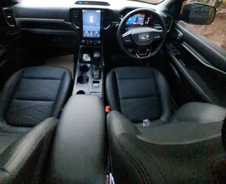 Ford Everest 2023 mit Antriebssystem Heckantrieb, verfügbar in Phuket.