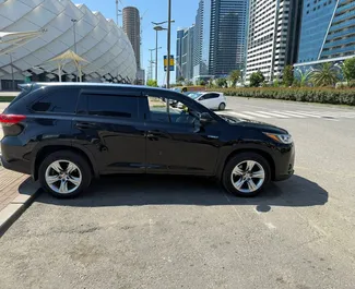 Innenraum von Toyota Highlander zur Miete in Georgien. Ein großartiges 7-Sitzer Fahrzeug mit Automatisch Getriebe.