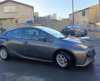 Frontansicht eines Mietwagens Toyota Prius in Tiflis, Georgien ✓ Auto Nr.15438. ✓ Automatisch TM ✓ 0 Bewertungen.