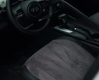 Innenraum von Hyundai Elantra zur Miete in Kasachstan. Ein großartiges 5-Sitzer Fahrzeug mit Automatisch Getriebe.