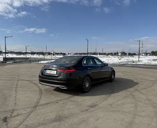 Mercedes-Benz C-Class 2023 mit Antriebssystem Allradantrieb, verfügbar in Tiflis.