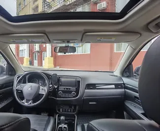 Benzin 2,4L Motor von Mitsubishi Outlander 2019 zur Miete in Batumi.