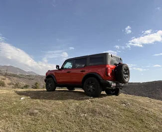 Innenraum von Ford Bronco zur Miete in Georgien. Ein großartiges 5-Sitzer Fahrzeug mit Automatisch Getriebe.