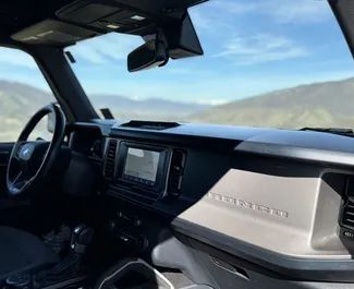 Vermietung Ford Bronco. Komfort, SUV Fahrzeug zur Miete in Georgien ✓ Kaution Einzahlung von 800 GEL ✓ Versicherungsoptionen KFZ-HV, TKV, VKV Plus.
