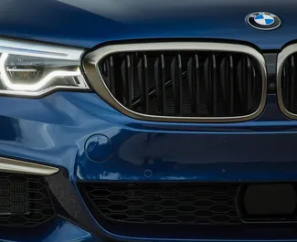 Vermietung BMW 5-Series. Komfort, Premium Fahrzeug zur Miete in Georgien ✓ Kaution Einzahlung von 800 GEL ✓ Versicherungsoptionen KFZ-HV, VKV Komplett, Insassen, Junge.