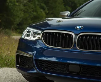 Benzin 4,4L Motor von BMW 5-Series 2019 zur Miete in Tiflis.