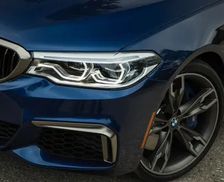 Innenraum von BMW 5-Series zur Miete in Georgien. Ein großartiges 5-Sitzer Fahrzeug mit Automatisch Getriebe.