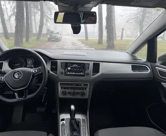 Frontansicht eines Mietwagens Volkswagen Golf Sportsvan in Budva, Montenegro ✓ Auto Nr.15439. ✓ Automatisch TM ✓ 0 Bewertungen.