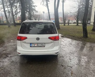 Vermietung Volkswagen Touran. Komfort, Minivan Fahrzeug zur Miete in Montenegro ✓ Kaution Keine Kaution ✓ Versicherungsoptionen KFZ-HV, Insassen, Keine Kaution.