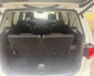 Mietwagen Volkswagen Touran 2019 in Montenegro, mit Diesel-Kraftstoff und 150 PS ➤ Ab 50 EUR pro Tag.