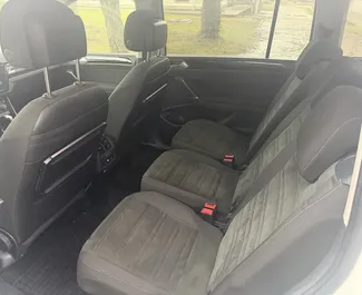 Frontansicht eines Mietwagens Volkswagen Touran in Budva, Montenegro ✓ Auto Nr.15440. ✓ Automatisch TM ✓ 0 Bewertungen.