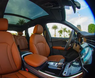 Benzin 2,0L Motor von Audi Q7 2024 zur Miete in Dubai.