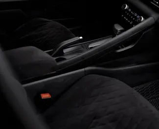 Innenraum von Hyundai Elantra zur Miete in Kasachstan. Ein großartiges 5-Sitzer Fahrzeug mit Automatisch Getriebe.