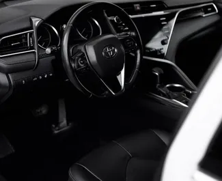 Toyota Camry 2018 zur Miete verfügbar in Almaty, mit Kilometerbegrenzung 250 km/Tag.