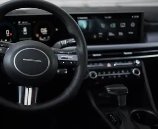 Innenraum von Hyundai Sonata zur Miete in Kasachstan. Ein großartiges 5-Sitzer Fahrzeug mit Automatisch Getriebe.