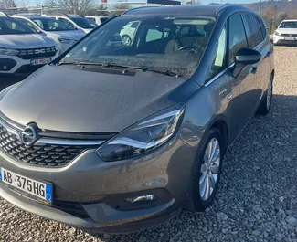 Frontansicht eines Mietwagens Opel Zafira am Flughafen von Tirana, Albanien ✓ Auto Nr.15429. ✓ Automatisch TM ✓ 0 Bewertungen.