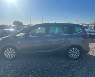 Benzin 1,6L Motor von Opel Zafira 2021 zur Miete am Flughafen von Tirana.