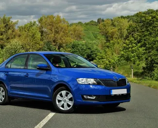 Frontansicht eines Mietwagens Skoda Rapid in Budapest, Ungarn ✓ Auto Nr.15251. ✓ Automatisch TM ✓ 0 Bewertungen.