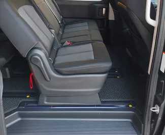 Benzin 2,5L Motor von Hyundai Staria 2024 zur Miete in Tiflis.