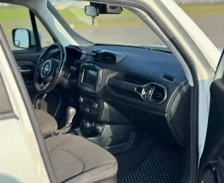 Vermietung Jeep Renegade. Wirtschaft, Komfort, Crossover Fahrzeug zur Miete in Georgien ✓ Kaution Keine Kaution ✓ Versicherungsoptionen KFZ-HV.
